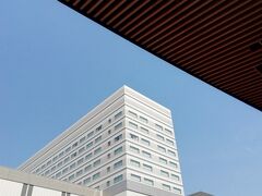 4月7日木曜日。今回は長崎駅から出発です。
長崎駅の西口にある出島メッセ長崎とヒルトンホテルを。