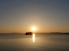 松江のホテルでチェックインして、夕日を眺めに宍道湖へ。
カップルを中心に人は結構いました。