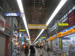 さて、この日は松山観光としてはあまりやる気がありませんので、取り敢えず、宿に向かう方向の歩く途上で、幾つかのスポットを眺めていきます。

松山市駅から東に向かって続くのが、こちらのアーケード街、松山銀天街ですね。