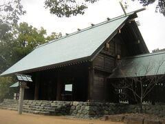 東雲神社ですね。
北海道の石北本線上に昨春まであった駅は「とううん」でしたが、これは特殊読みの代表例としての”しののめ”と読んで良いようです。

まずはこの先の旅の無事を祈願させて頂きましょう。