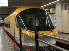 近鉄京都駅から出発です。
途中の大和西大寺駅までは特急に乗ります。
９時１５分発賢島行の特急は「伊勢志摩ライナー」の特急電車でした。