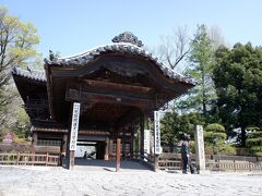 　鑁阿寺（ばんなじ）は、鎌倉時代（1197年）に足利義兼によって建立された真言宗大日派の本山。足利氏の守り本尊である大日如来(だいにちにょらい)を祀っている。元々は足利氏の館で、日本百名城にもなっている。古くから「大日様」とも呼ばれているそうである。