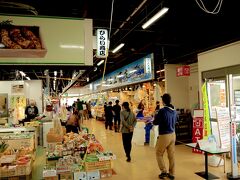宮古を出発するまでまだ少しばかり時間があったので宮古市魚菜市場[https://www.gyosai.jp/]へ来てみました。
観光客だけではなく地元の人も結構来ている様子。
瓶どんだけではなく、塩うに、蒸しうに、蟹などもお手頃価格で売っているのですが飯が手に入らず。丼屋さんはまだ開店していなかったこともあり、眺めるだけとなってしまいました。
次の機会にはぜひこれらの魚介類を堪能したいものですが、前夜それなりには堪能できたのでよしとします。