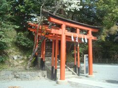 丸山稲荷社は境内に現存する最古の建造物で、国の重要文化財だと書かれていました。