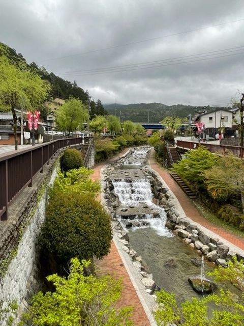 下呂温泉に到着。小雨模様であったため、全体の色どりも冴えません。