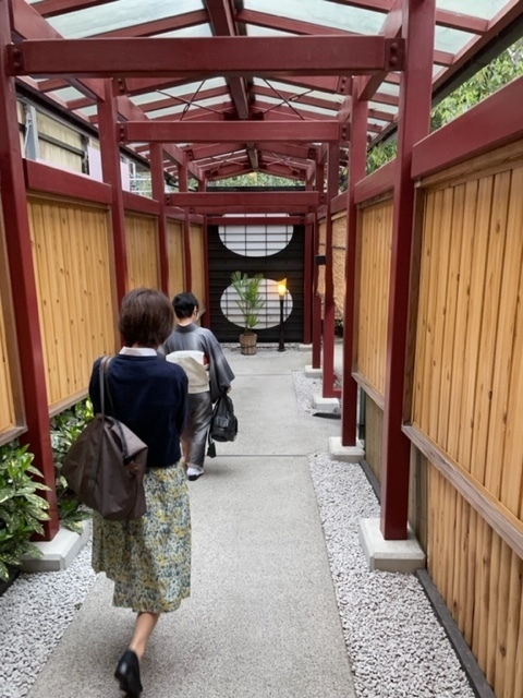 離れに歩いていきます。