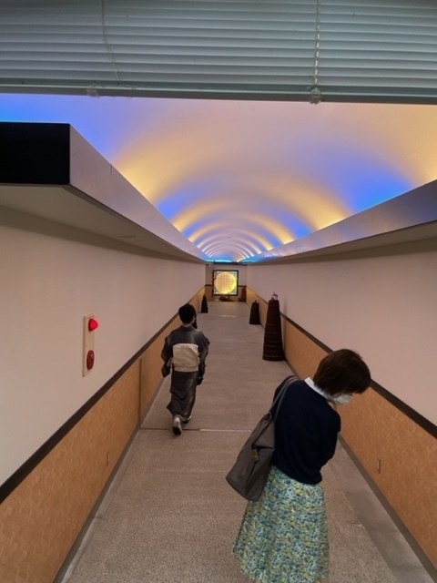 さらにタイムトンネルを歩いていくと...