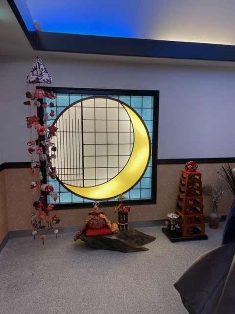 月のモチーフの飾り窓があります。<br />エレベーターで8階へ。<br />客室は離れの8階に8室。