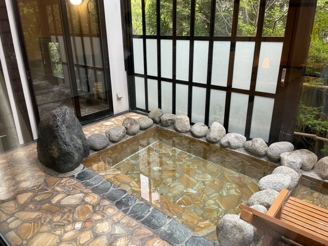 部屋風呂の、露天風呂。右に足湯もあります。<br />左手、扉の中は、内湯がさらにあります。常時お湯が出ていました。<br />この時の設定湯温は41.5度。　丁度良かったです。