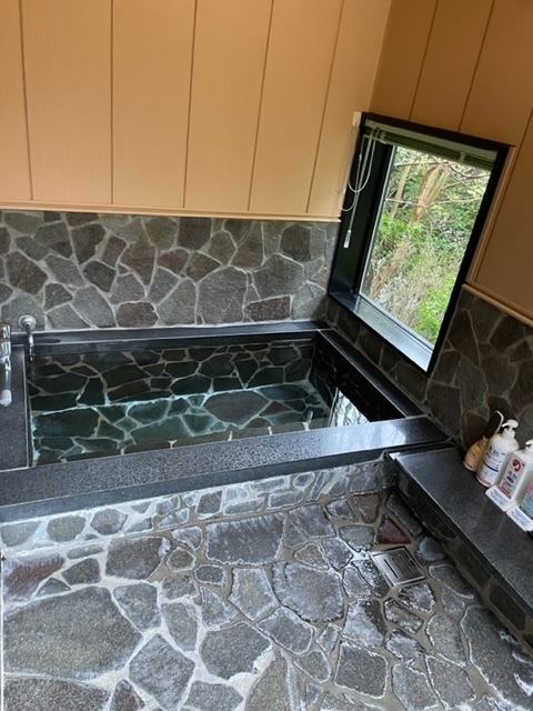 内湯と洗い場です。<br />ピーリングジェルがあり、顔や足に使ってみました。消しゴムのように古い角質層が取れてきて、面白い。