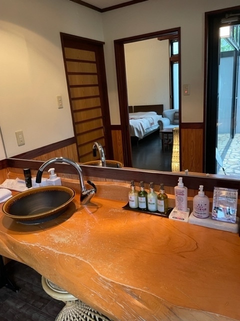 洗面回り。歯ブラシありました。<br />バスタオル、一人2枚。バスローブもあり。