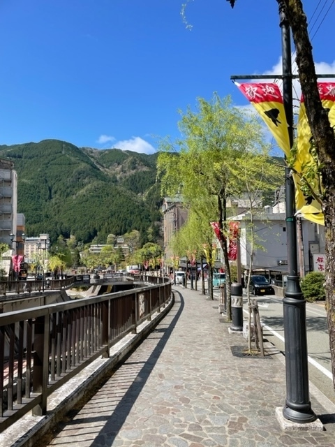 翌日は打って変わって、良い天気。<br />空が青いと、街も映えます。