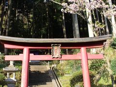 宿の前の「幣掛神社」に山行の無事をお祈りしてから近道を歩き始めた