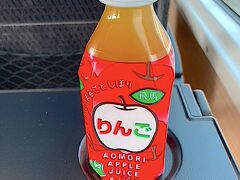川部で進行方向が変わり五能線に入ります。

朝食がわりに購入したリンゴジュース[https://www.ja-souma.or.jp/eshop/]を飲みます。飲みやすいですがしっかりりんごの味がします。