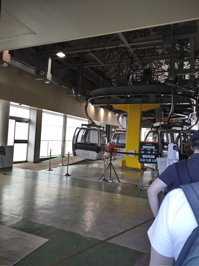 駐車場に車を停めて、ロープウエイで山上まであがります。<br />乗り場には、お土産屋さんやイタリアンレストランがありました。<br />テイクアウトでピザを買ってる方もいました。