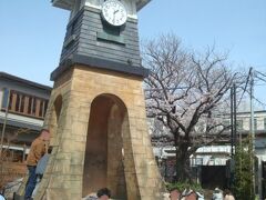 最後に、鎌倉駅西口の時計台へ。東口からは、駅の北側にある、線路下をくぐる通路を通ってすぐでした。
時計台の奥に桜が咲いています。
