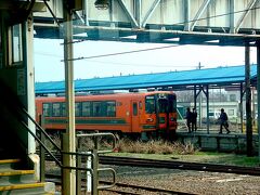 五所川原駅では津軽鉄道[https://tsutetsu.com/]に乗り換えるお客さんが降りて行きます。
最後尾の車両ということもありお客さんは私の他に一人だけになりました。

左手に見える岩木山は少し霞んでいます。
この日は津軽三味線の演奏会が車内で行われました。
車内放送でも中継されたので座席で楽しめました。