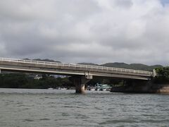 この仲間橋をくぐるとそこからは仲間川。
河口から10ｋｍは海水と淡水が混ざる川だそうです。
日本最大のマングローブ林。
