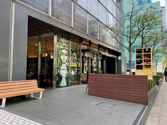 東京・港区【STARBUCKS COFFEE】

2019年10月18日にオープンした【スターバックスコーヒー】
新田町ビル店の写真。

ほかの店舗よりもオシャレです。
JR山手線・京浜東北線「田町」駅芝浦口（東口）、
都営地下鉄浅草線・三田線「三田」駅から近いです。

今日は港区にオープンした「港区立三田図書館」へ行きます。
ついでに田町＆三田＆芝浦エリアで食べ歩きをします。