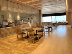 東京・田町　複合施設『札の辻スクエア』4F

「港区立三田図書館」わきにオープンしたカフェ【みなと茶寮】の
写真。

まだオープン前で閉まっています。

ナチュラルな雰囲気のお店でゆったりとした造りです。