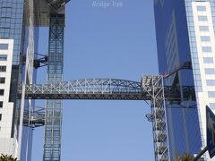 【梅田スカイビル 連絡通路】
1993年(平成5年)竣工、下路プラットトラス橋。

東西のビルを結ぶ22階の連絡通路橋です。建築物なので、橋としてカウントされません。
