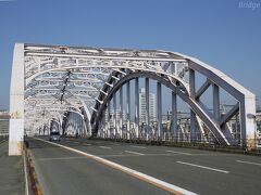 【十三大橋】
1932年(昭和7年)竣工、ブレーストリブタイドアーチ橋他。

以前左岸からちらっとだけ観ましたが、今回は自転車で渡りました。
数多くの橋を設計した増田橋梁事務所の作品。
