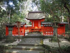 本宮に行く参道から少し左にそれた所にある、亀山神社です。