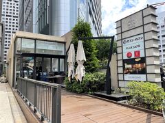 東京・田町『三田ベルジュビル』1F【FLUX CAFE】

2020年11月2日にオープンした【フラックスカフェ】田町店の写真。

カフェは店内に16席、テラスに11席あります。

アスリートやトレーニングを続けている方々など、体に負担のない
良いものを食べたいと考える皆様のために、FLUX CAFEでは、
「限りなくグルテンフリーに近いおばんざい」と「アスリート飯」
という2つのコンセプトを軸に食の提案をしております。
欧米化が進んだ日本人の生活におけるグルテンの過剰摂取と、
それによる腸への負担や様々な免疫疾患を軽減させる、
日常の健康的な食事をお届けする。そして、体づくりのために必要な、
高タンパク・低脂質の食事をもっと楽しく美味しいものにしていく。
そんな想いを形にしたメニューを、我々日本人が大好きな和食を
ベースにご用意しております。