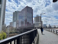 日比谷芝浦線を歩いて線路の上を通過します。

『ホテル ヴィラフォンテーヌ グランド東京田町』が見えます。

2022年2月25日に『inumo 芝公園by Villa Fontaine』が開業しました。
愛犬のためのフルサービスホテルです。

雨の日でも暑い日でも安心。
ワンちゃんの足に優しい素材を使った
約76㎡の「屋内ドッグラン」

ワンちゃん達が走り回れるよう、屋内で快適な温度を保った
ドッグランを設置しています。滞在中は何度も利用できるので、
日頃のストレスや運動不足の解消、お友達づくりにも嬉しい施設です。

レストラン【Wande Shiba】では上品なイタリアンを
ワンちゃんと一緒にお楽しみいただけます。

ワンちゃんの健康や好みを考えたこだわりのメニューで、
ご家族みなさまでのお食事をぜひお楽しみください。
昼食と夕食はご宿泊者様以外もご利用いただけます。