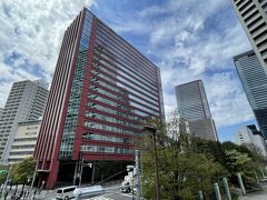 東京・港区芝浦『Hotel Villa Fontaine Grand Tokyo - Tamachi』

『ホテル ヴィラフォンテーヌ グランド東京田町』の外観の写真。

先程よりもわかりやすい写真を載せます。

客室は全室が14階以上にあり、どのお部屋でもベイエリアや
六本木など都心の夜景が楽しめます。

「田町駅」から徒歩6分。都営浅草線「三田駅」も徒歩圏内で、
空港（羽田・成田）や浅草方面へのアクセスも良好。
周辺はオフィス街として機能しており、近くにはコンビニや
銀行があり、便利です。
また、レインボーブリッジにほど近いところに位置し、
台場方面のバス便もあり、観光拠点としても最適です。
個性的なインテリアを揃えたスタイリッシュな空間で、
ゆったりとお過ごしください。

＜アクセス＞
JR線「田町駅」芝浦口より徒歩6分
都営浅草線・三田線「三田駅」A4出口より徒歩8分