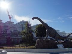 福井県は、日本屈指の恐竜化石が発見される場所という事で、駅前には大きな恐竜像が設置されています。
大きな草食恐竜は、フクイティタンという名の恐竜。