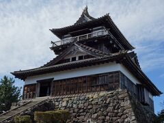 丸岡城は、現存12天守の一つです。
柴田勝家の甥で、後に養子となる勝豊によって築城され、戦国期に多く建てられた望楼型の天守を持つことから、かつては日本最古の天守とも云われていました。
しかし2019年の学術調査で、江戸時代の寛永年間（1624年～1644年）に建てられたことが判明しました。