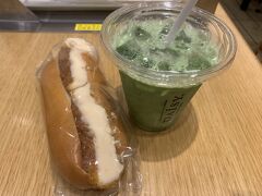 家をでたのが少し遅く、お昼ご飯を食べるタイミングがありませんでした。ちょっと遅いお昼は東京駅のパン屋さんのイートインで食べました。「ディジイ」が東京駅でもあります。