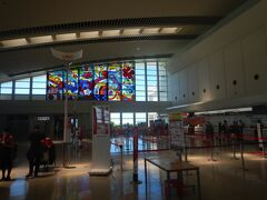 那覇空港。
ステンドグラスを撮影してみた。
写真撮影は以上で終わり。
那覇から羽田に向かった。