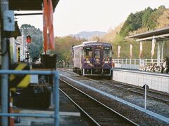 信楽駅停留中のSKR312は、〝SHINOBI-TRAIN〟ラッピング。