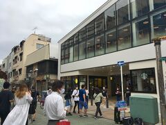 綱島駅の東口にまわると、バスターミナルがありました。
どのバスに乗るべきか迷っているうちに、バスを1台逃しました。
1時間に4本ほどある路線で、程なく次のバスが来て、乗車できました。
