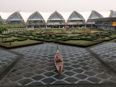 バンコクのスワナプーム国際空港の国内線ターミナルに到着です。