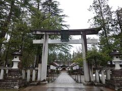 上杉神社　参道

現在の神社本殿は１９１９（大正８）年の米沢市大火で焼失後、１９２３（大正１２）年に再建されたもので設計は米沢出身の東京帝国大教授伊東忠太です。
