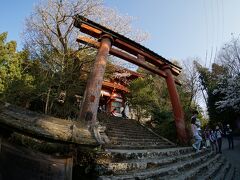 花矢倉からちょこっと登って、吉野水分神社（よしのみくまりじんじゃ）へ。読めませんね。鳥居から参拝させてもらい下ります。