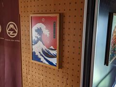 大月駅の富士急行（4月から富士山麓電氣鐡道に変更）の窓口が混んでいたため、JRからの乗り換え時間が短くなり、車両の外観を撮影出来ないまま急いで1号車の特別車両に乗り込みました（特別車両の座席の予約はネットで出来ますが支払いは現地窓口のみ）。