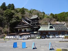 高速道路も使わずに、国道２号をひたすら走ります。
通り道にあります、周東の山賊老松店に行ってみようか、と検索かけたらコロナの絡みか休業中のようです。
１３時５２分の玖珂インターのバスに乗るのに、１２時半くらいに玖珂に到着。
まあまあ時間があるから混んでても大丈夫かなと、ひさしぶりにいろり山賊に行ってみます。