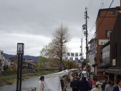 宮川朝市
雨になり、お店が帰り仕度であまり見られず。
宮川陣屋前の朝市は見ました。