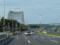 正面に若洲公園や右側に東京ゲートブリッジ https://www.kouwan.metro.tokyo.lg.jp/kanko/gatebridge/ が見えてきた。