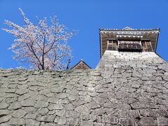 四国中央市の次は松山に移動して、青空の松山城を見学します。