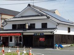 そろそろ昼食の時間なので、こちらの1Fにある中華料理店に入る事とします。
宿場町らしい町家風の建物と大衆的な中華屋さんの組合せという、ちょっと不思議な雰囲気ですね。