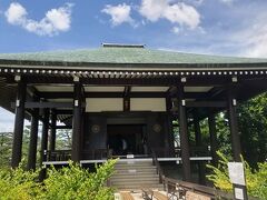 法隆寺に隣接している中宮寺も見学しました。
聖徳太子が母后のために創建した尼寺だそうです。