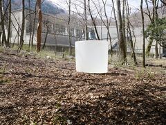 ○ロニ・ホーン「鳥葬（箱根）」2017-18年
昨年開催された「ロニ・ホーン：水の中にあなたを見るとき、あなたの中に水を感じる?」屋外の深い森の中に溶け込む、水をたたえた巨大な器のようにみえる本作は、実に5トンもの重量があるガラスの塊です。
