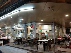 パタヤに来たら必ず1回は来るレンキーです。シーフードを中心にした中華料理屋なんですがパタヤの街の中心にあり美味しいし値段も観光客向けの海沿いのシーフードレストランに比べる安いです。
オーナーはパタヤに数軒のホテルを持っているお金持ちです。
暫く来ない内に少し改装されていました。