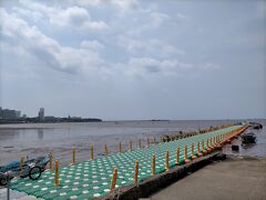 翌日はパタヤビーチの北にあるナクルアの魚市場にやって来ました。
パタヤも引き潮になるとかなり沖まで水が引けますね。