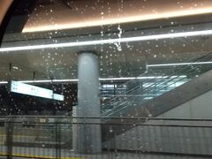 9時7分発の新幹線のぞみで品川から京都へ出発。
いつもならもう少し早い新幹線で行くんですが、今回はのんびり出発です。
外はあいにくの雨。
でも、桜に会いに行くんだ♪と心の中はウキウキしています。